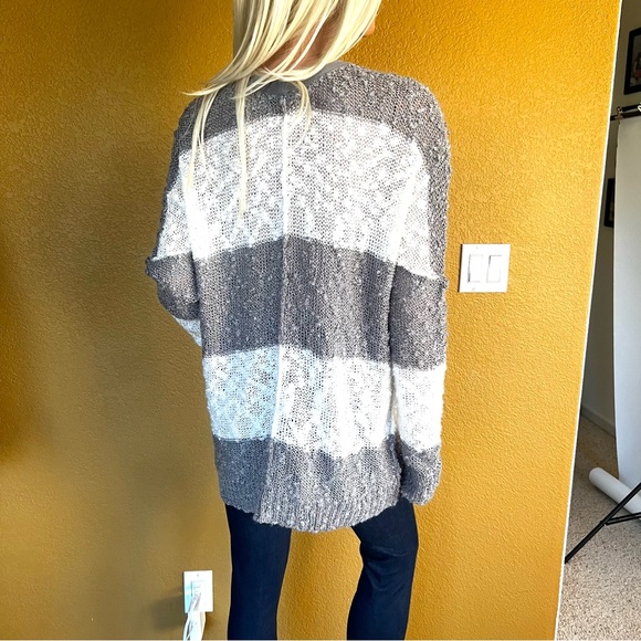 ELAN V-Neck Light Tunic Color-block Sweater - Picture 3 of 10